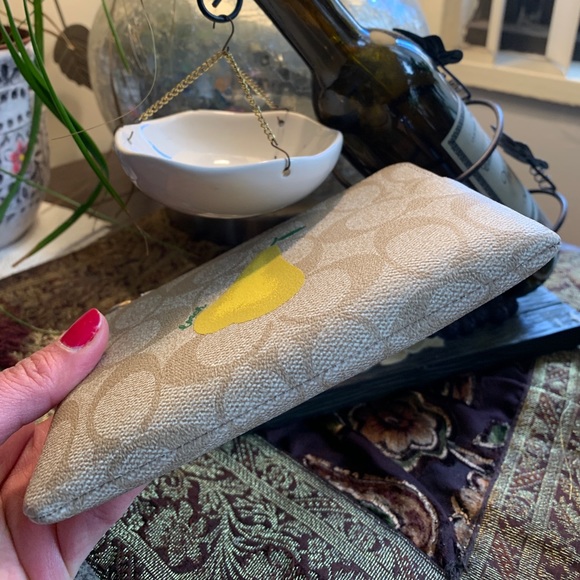 Authentic COACH Signature Coated leather PEAR zip top wristlet - Picture 6 of 8